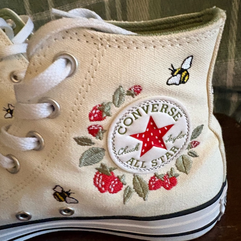 Converse all star High-Tops with Embroidered Bees and Berries - Picture 5 of 12
